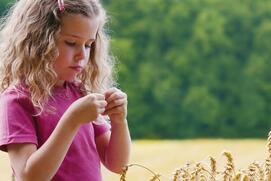 Девушка в поле